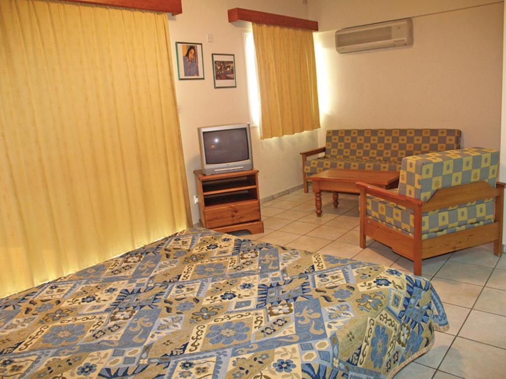 Palm Sea Beach Hotel Apartments Larnaca Room photo